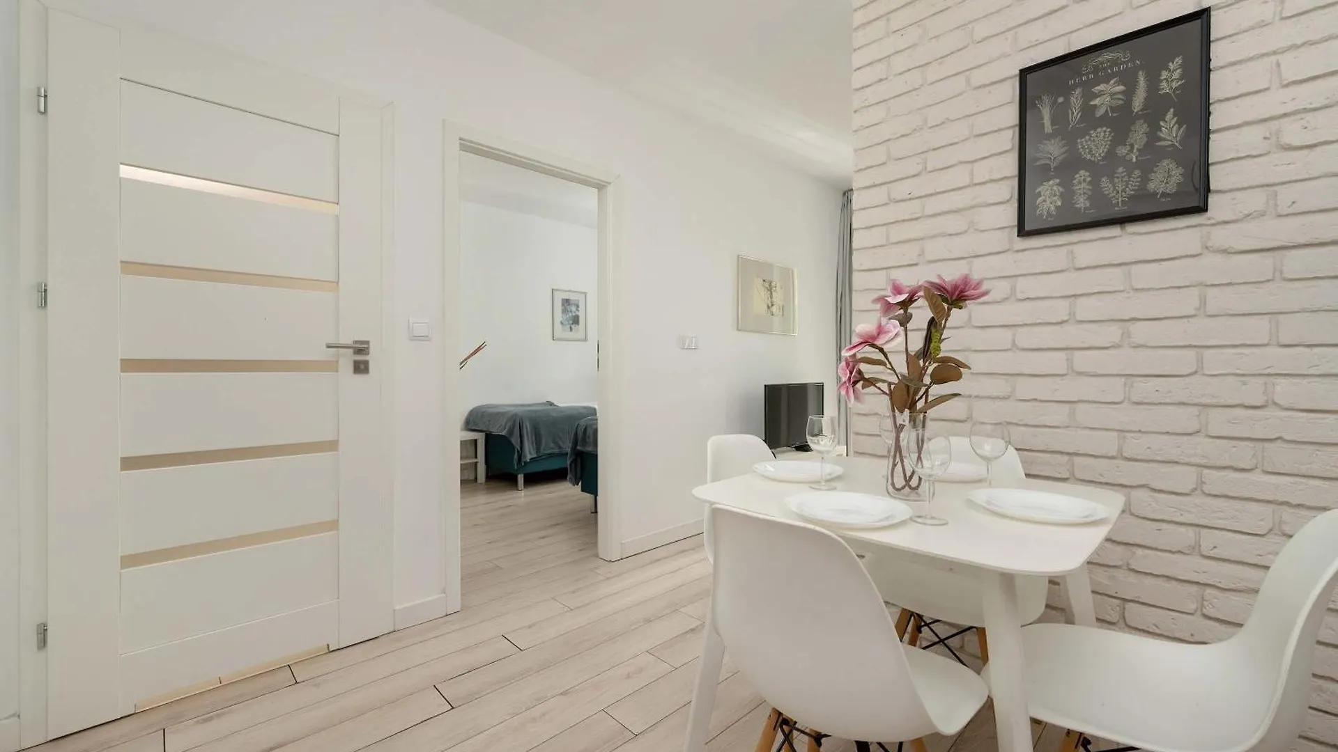 Elegancki Apartament Z Parkingiem I Umeblowanym Balkonem We Wroclawiu By Noclegi Renters Apartment