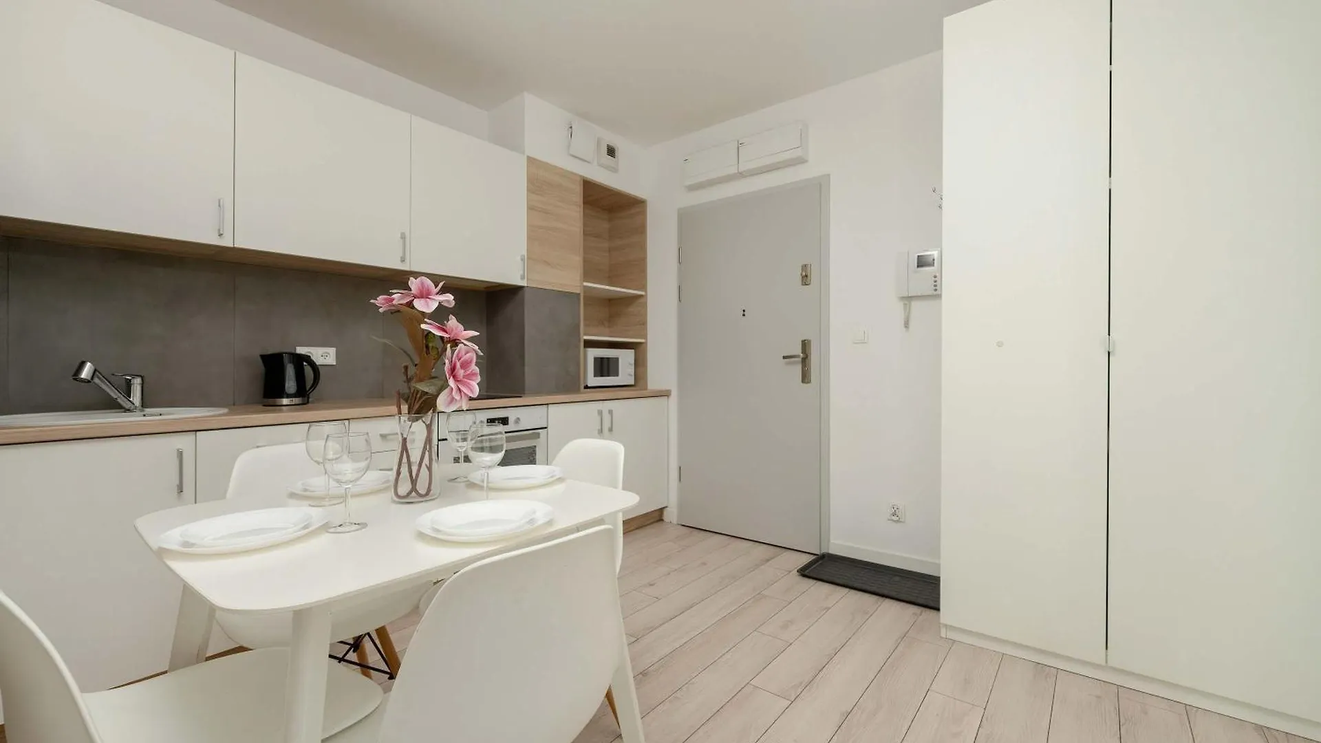 Apartment Elegancki Apartament Z Parkingiem I Umeblowanym Balkonem We Wroclawiu By Noclegi Renters Poland