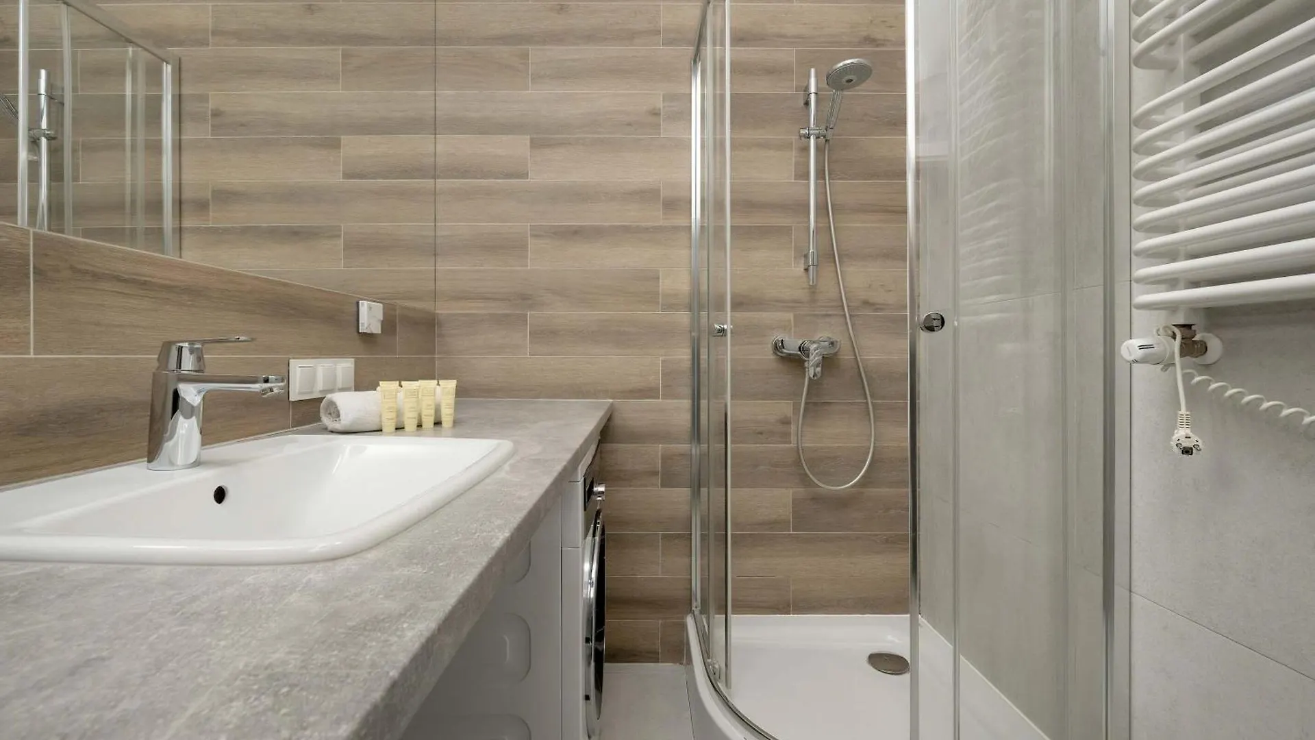 Elegancki Apartament Z Parkingiem I Umeblowanym Balkonem We Wroclawiu By Noclegi Renters Wroclaw
