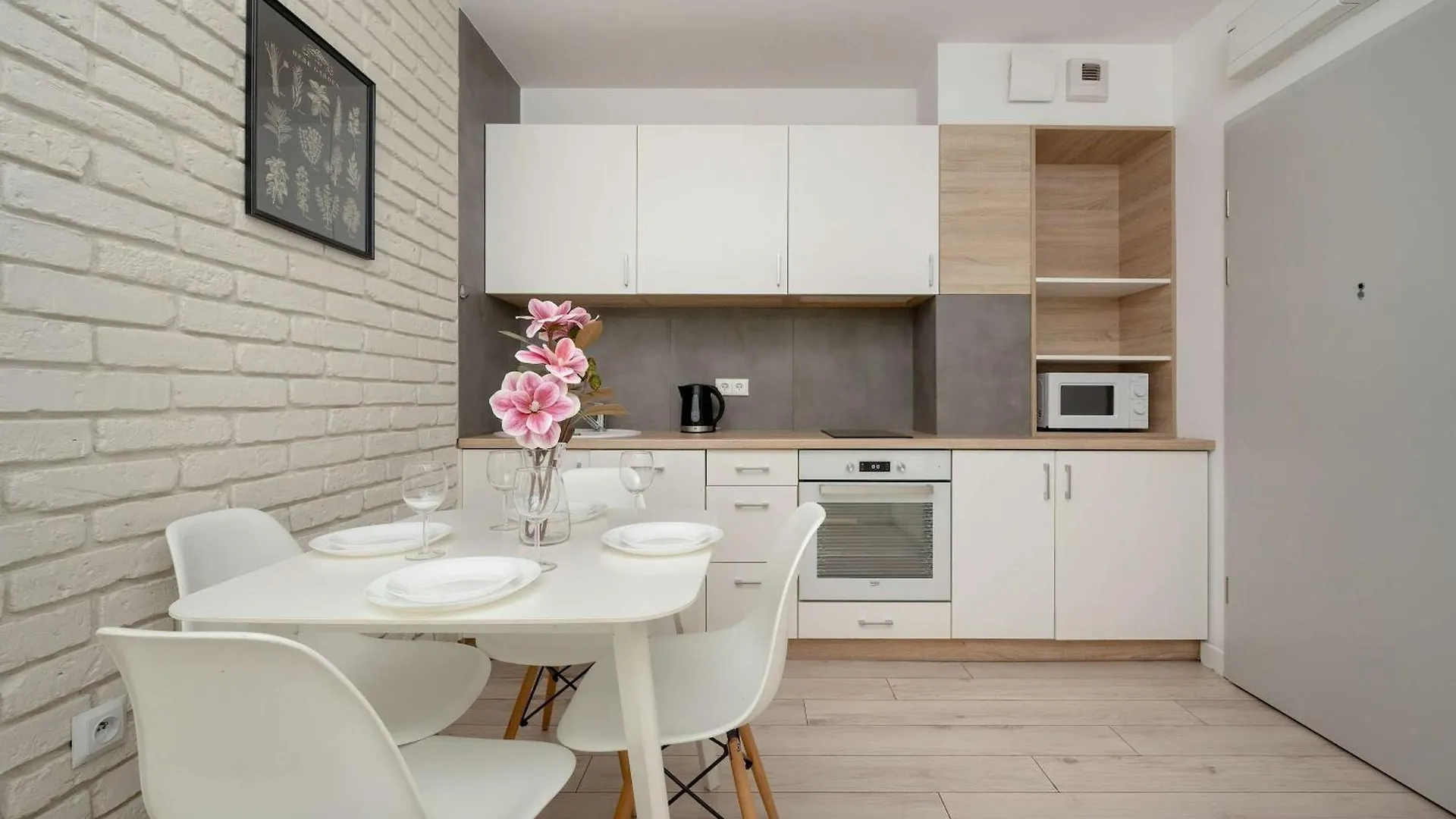 Elegancki Apartament Z Parkingiem I Umeblowanym Balkonem We Wroclawiu By Noclegi Renters 0*, Wroclaw